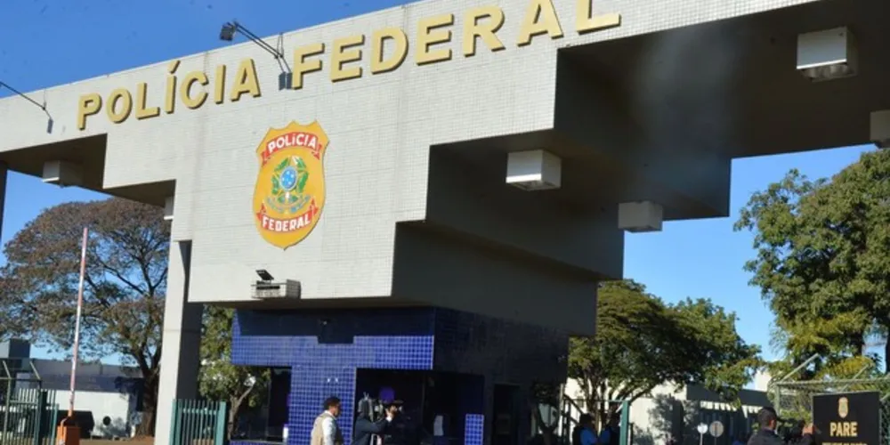 Estão sendo apurados pela PF os crimes de estelionato, ameaça e divulgação de dados sigilosos.