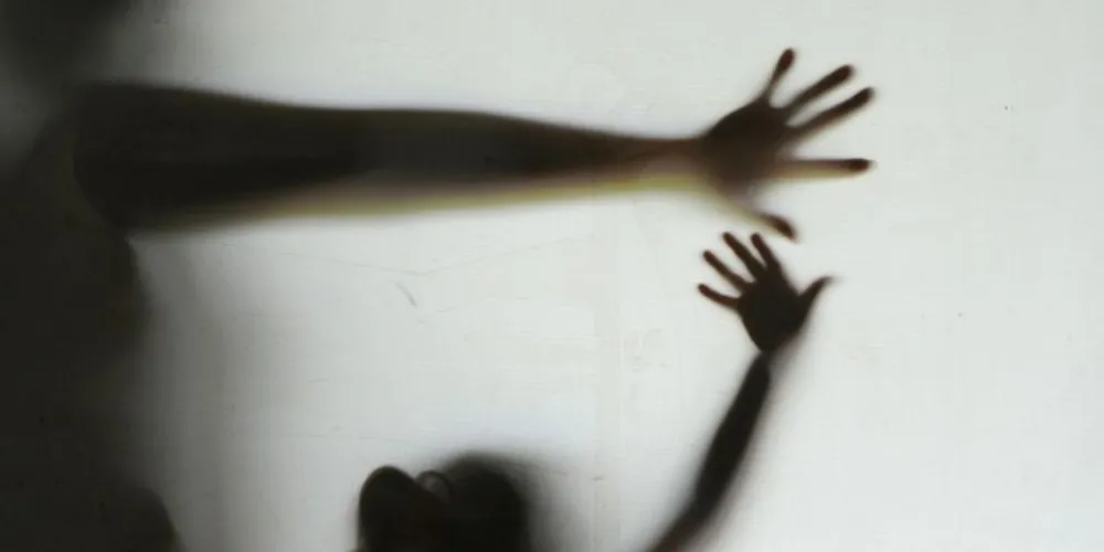 O homem detido é suspeito de abusar sexualmente de ao menos cinco mulheres e uma adolescente. Ele vai responder pelo crime de violação sexual mediante fraude.