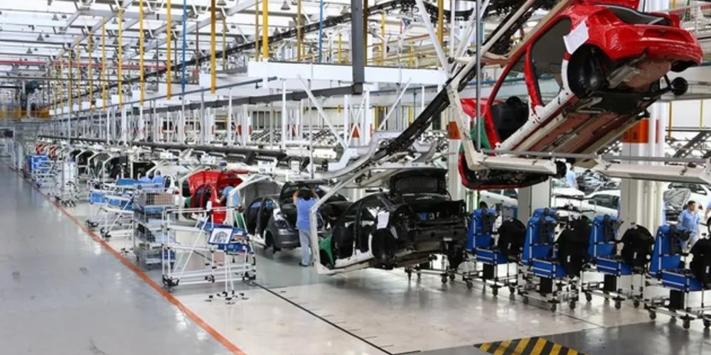 Por outro lado, três atividades tiveram queda de preços (deflação) no mês: calçados e couro (-0,94%), têxteis (-0,45%) e máquinas e equipamentos (-0,10%).