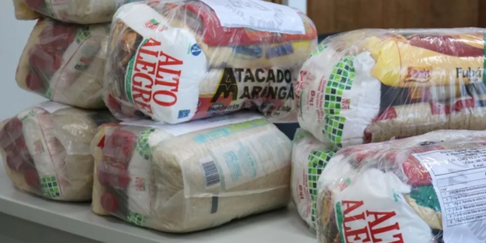 Alimentos vão para a casa dos 231 mil alunos beneficiários do Bolsa Família. Junto, são entregues material impresso aos estudantes com dificuldade de acesso a aulas remotas.