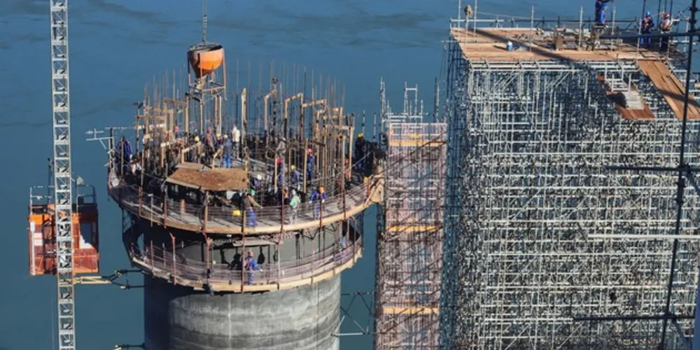 O avanço dos serviços nos pilares da ponte do lado paraguaio é detalhado em ambas as edições, com ênfase no método de concretagem utilizado para subir a estrutura.