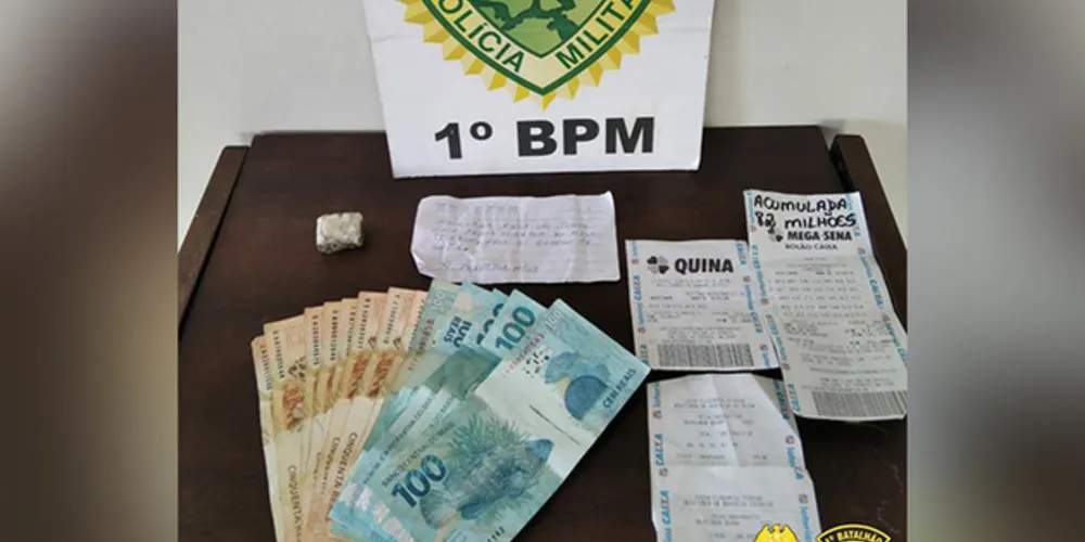 Polícia apreendeu com suspeitos droga, bilhetes de loteria e dinheiro em espécie
