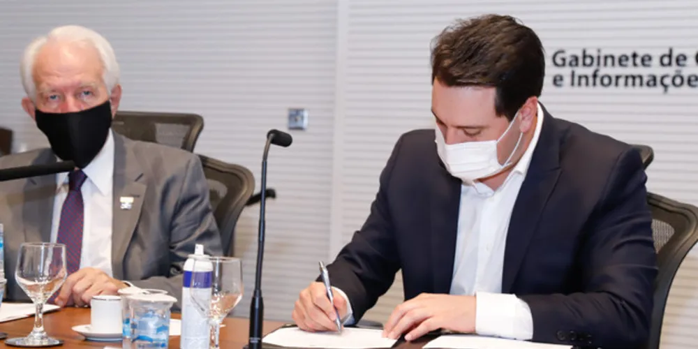 Contrato foi firmado na tarde desta quinta-feira em Curitiba