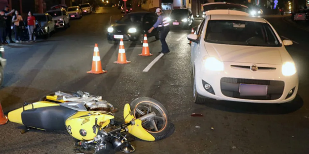 Piloto da moto sofreu lesões moderadas e foi levado ao HGU com suspeita de fratura na mão