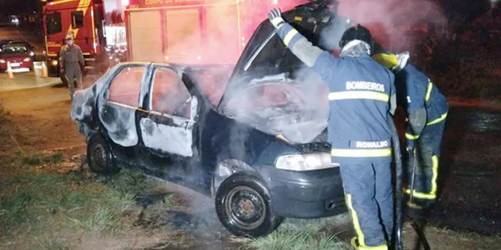 Polícia acredita que incêndio tenha origem criminosa e investiga o caso