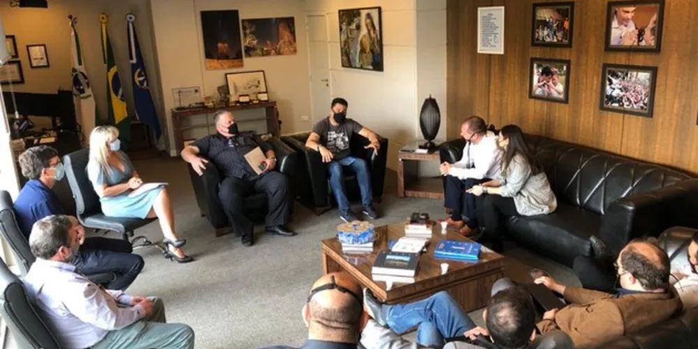 Prefeito recebeu a visita do Controlador Internacional Tatra, Pavel Petrasek, e do Presidente TatraBras, Rui Lemes, para apresentação da equipe que vai atuar na planta da indústria em Ponta Grossa.