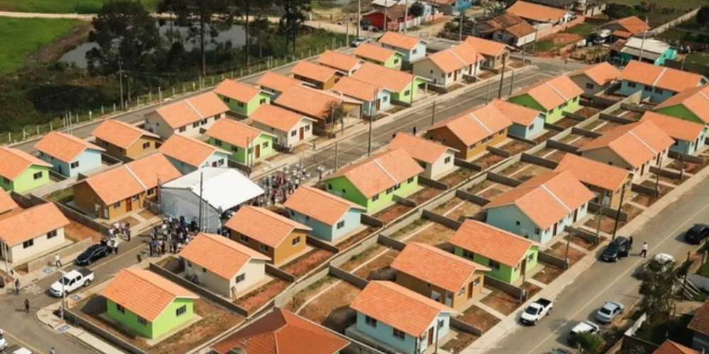 Os projetos habitacionais envolvem a construção de 1.511 casas populares em 24 municípios