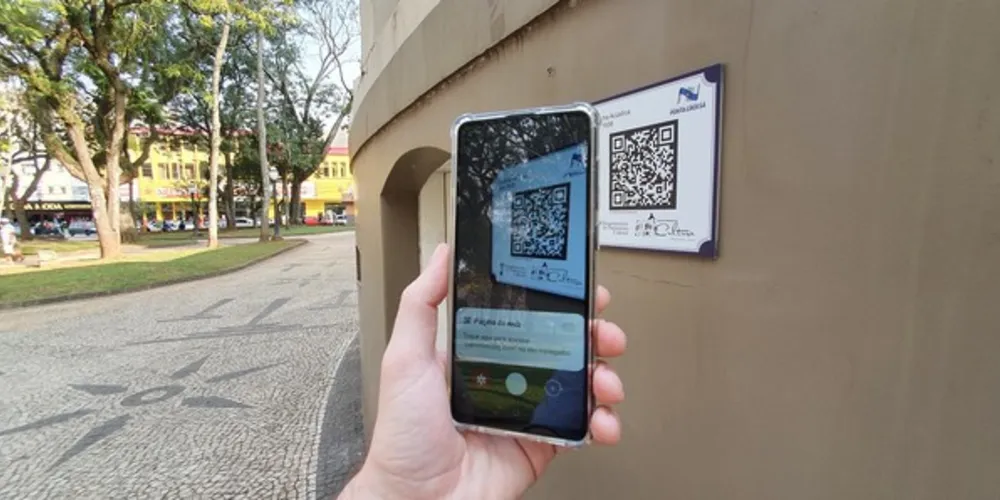 Mais de 250 placas de QR CODE estão sendo instaladas por toda Ponta Grossa, criando links para o Sistema de Informações do Patrimônio Cultural