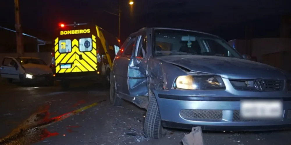 Colisão envolveu três carros, mas somente em um dos veículos a PM encontrou populares.