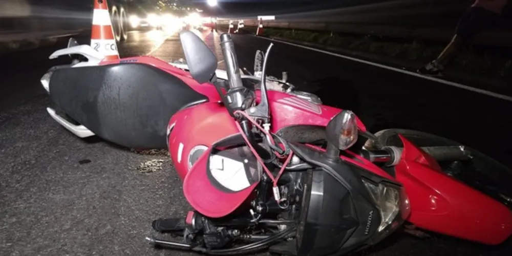 Condutor da moto colidiu com a traseira de caminhão