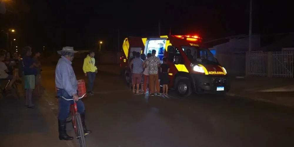 Acidente envolveu um Fiat Stilo e uma motocicleta na Rua Duarte da Costa