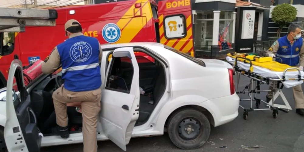 Imagem ilustrativa da imagem Batida entre carros deixa idosa ferida no Centro de PG
