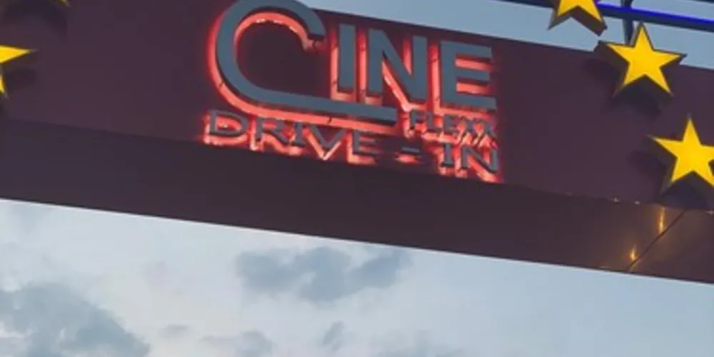 O Cine Flexx Drive-In fica localizado na rua Cel. José Miró de Freitas, número 477, próximo ao Hotel Princess - bairro Boa Vista.