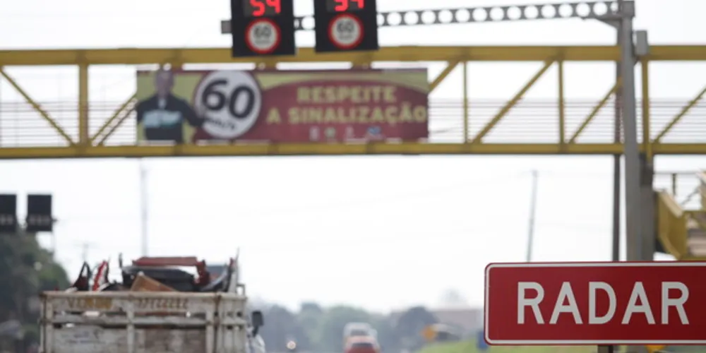 Também fica proibido instalar radares ocultos por placas, postes e árvores.