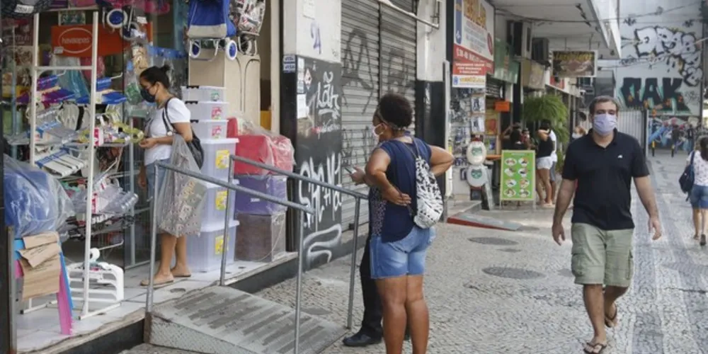 O setor de supermercados, alimentos, bebidas e fumo manteve-se estável em relação ao mês anterior.