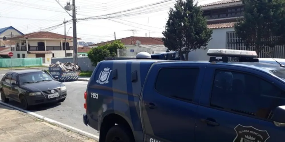 O crime aconteceu dentro da casa da família na manhã desta quinta-feira (10)