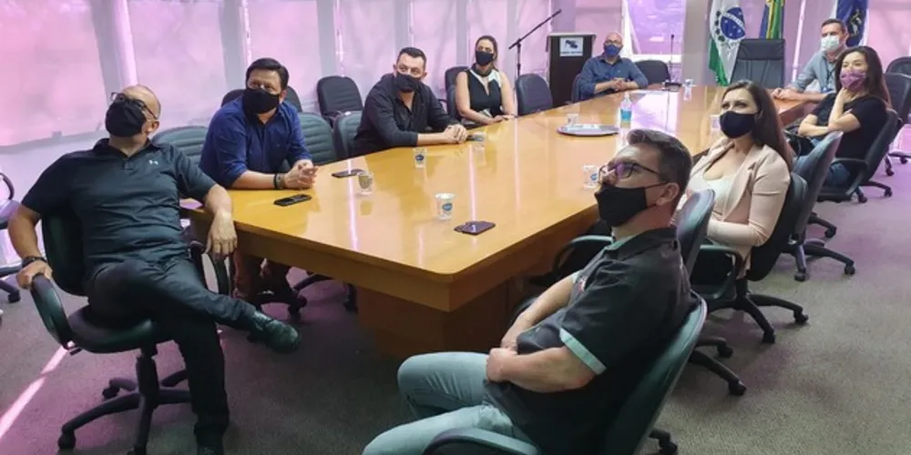Representantes do setor participaram de reunião na Prefeitura. Trabalhadores pedem o retorno das atividades de forma imediata