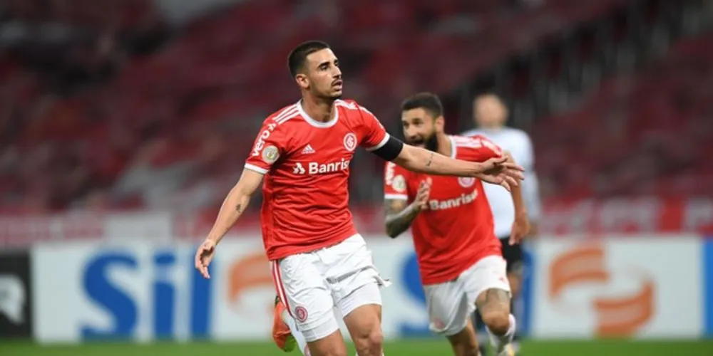Thiago Galhardo volta a brilhar com a camisa colorada