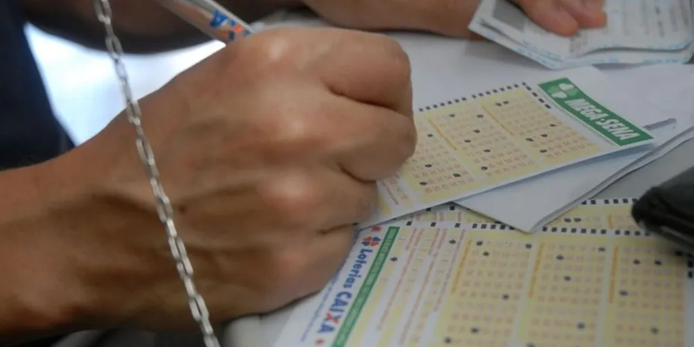 A aposta custa R$ 2,50 e a pessoa deve escolher entre 15 a 20 números dentre os 25 disponíveis no volante.