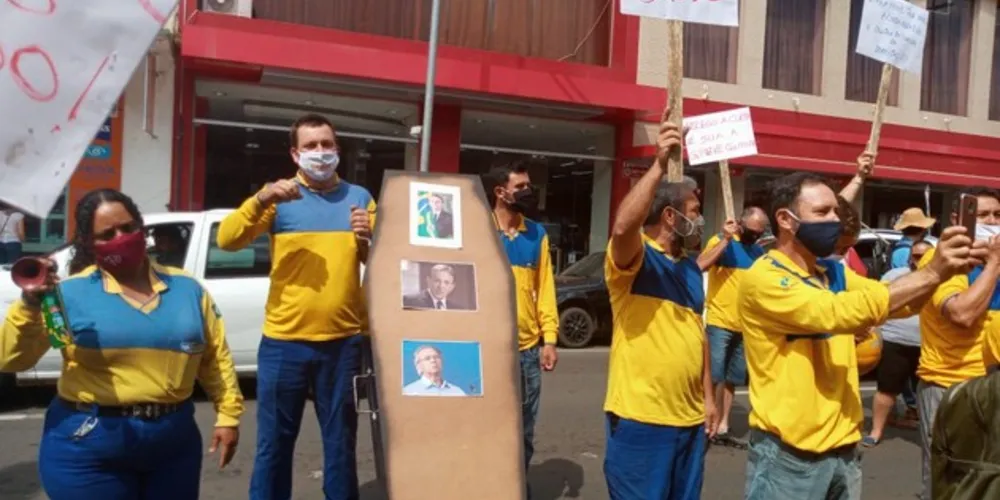 Cerca de 70 pessoas participaram do protesto que, após a reunião na praça, vão descer a Avenida Vicente Machado em direção ao Parque Ambiental.