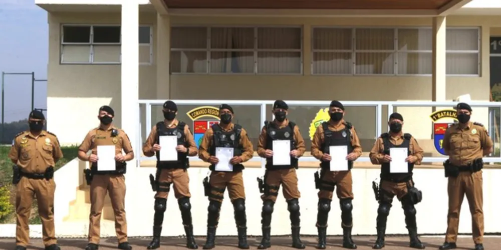 Policiais Militares do 1º BPM recebem homenagem por desempenho em serviço.
