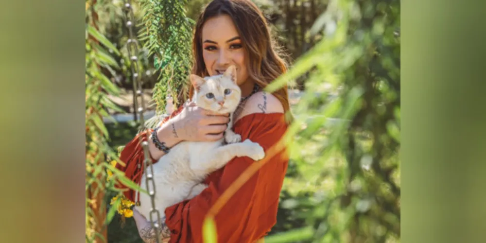 Gyordana Gorte Galvão e seu gato Frederico