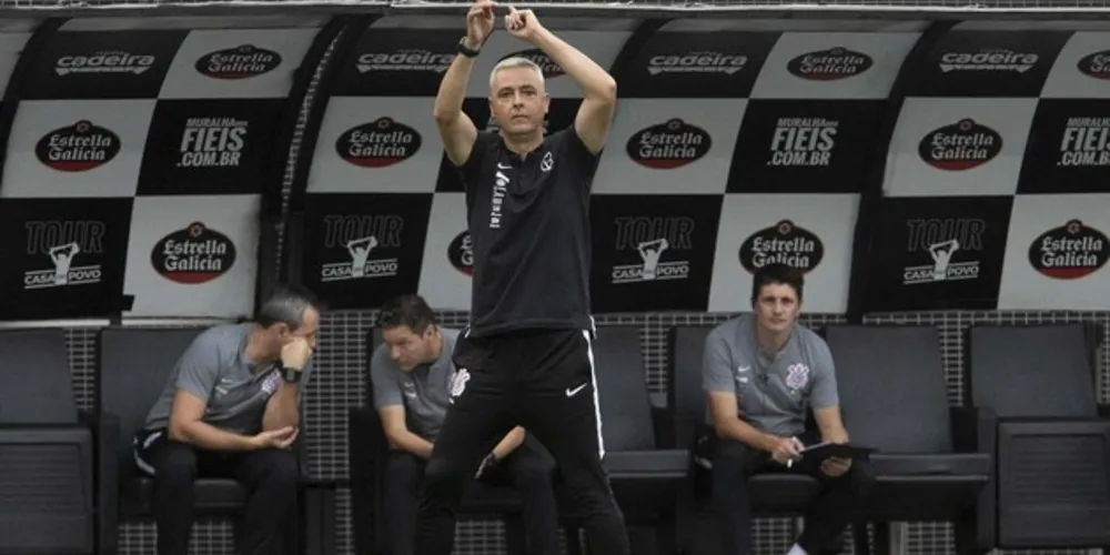 Técnico teve 10 vitórias, 10 empates e oito derrotas na equipe