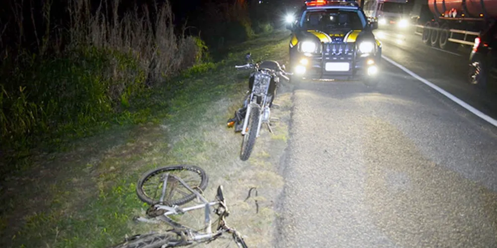 Acidente aconteceu na noite de sexta-feira na BR-376 e deixou dois rapazes em estado grave