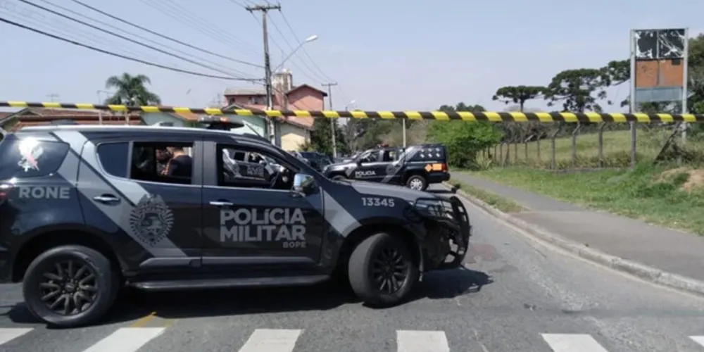 Suspeitos por diversos roubos cruzam com viatura da PM e confronto deixa quatro mortos