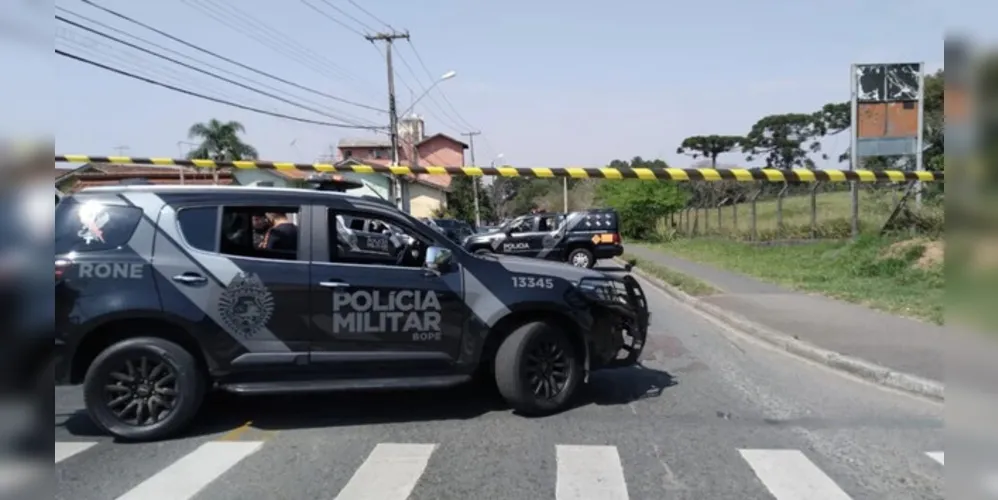 Suspeitos por diversos roubos cruzam com viatura da PM e confronto deixa quatro mortos