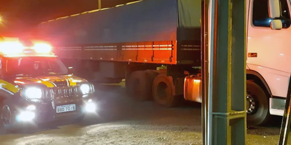 Veículo roubado na madrugada em Palmeira foi encontrado pela PRF na Avenida Souza Naves