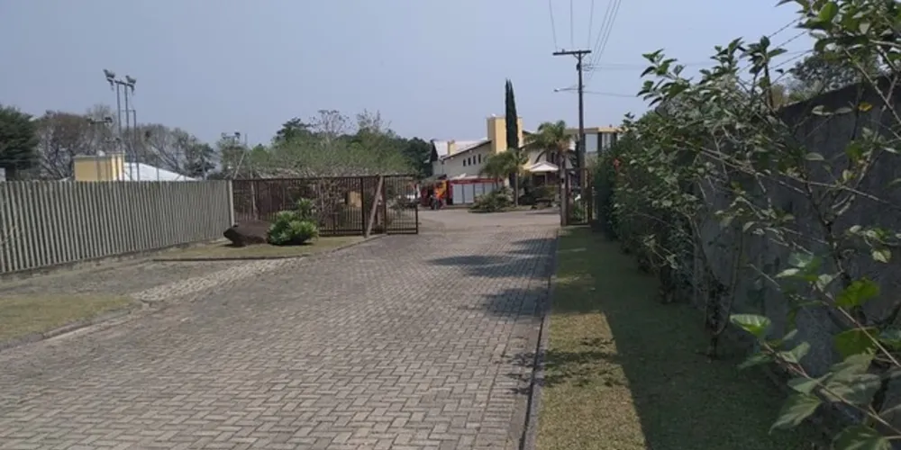 Imagem ilustrativa da imagem Caminhonete desce de rampa e prensa homem em Curitiba