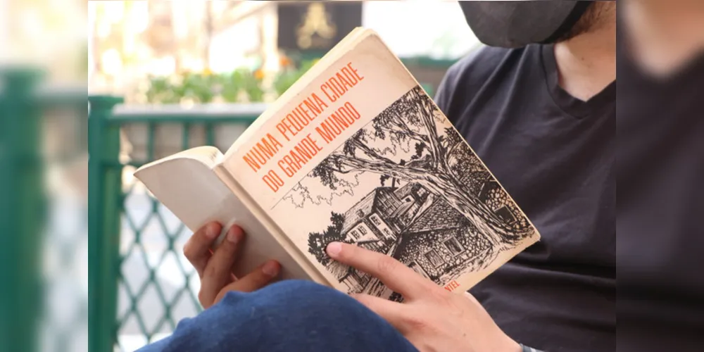 “Numa Pequena Cidade do Grande Mundo”, escrita por Judith Dantas Pimentel. Um capítulo do livro será publicado amanhã no site e redes sociais da UEPG.
