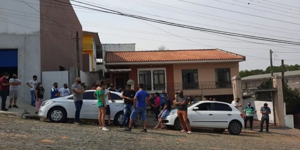 Na manhã desta segunda, um grupo de amigos das vítimas conseguiu se organizar e capturou o rapaz no centro de Ponta Grossa, na rua General Carneiro.