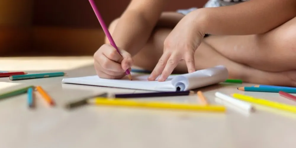 O desenho deve ser feito pelo estudante em uma folha de papel em tamanho A4. O trabalho precisa ser digitalizado e enviado em PDF ao concurso por meio do site.
