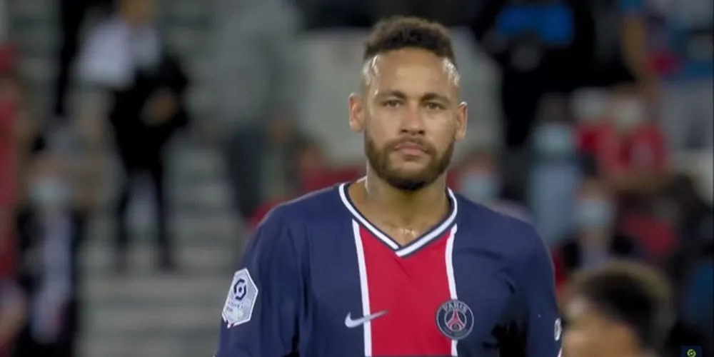 Aos 37 minutos primeiro tempo, Neymar se dirigiu ao quarto árbitro reclamando de González, aos gritos de "Racismo, não".