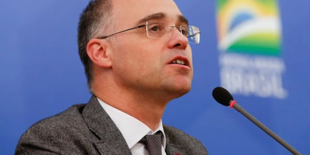 De acordo com a nota divulgada ontem pela pasta, o ministro realizou “rastreio para coronavírus e teve PCR e Tomografia com resultados negativos”.