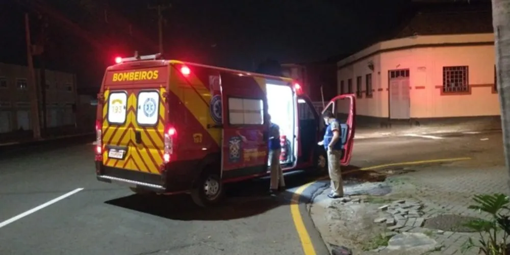 Condutor da moto teve que ser socorrido por equipes do Corpo de Bombeiros