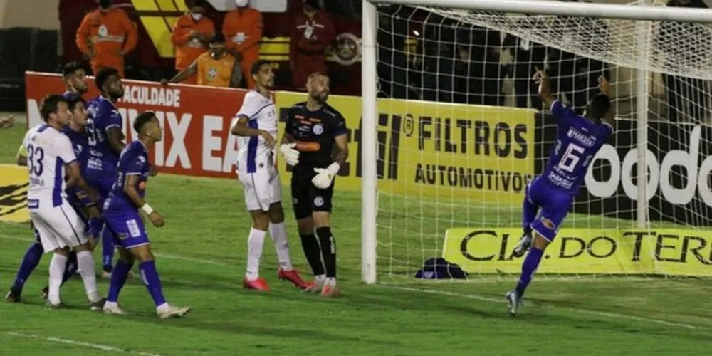 Polêmicas da arbitragem marcaram empate em 2 a 2 entre Confiança e Avaí