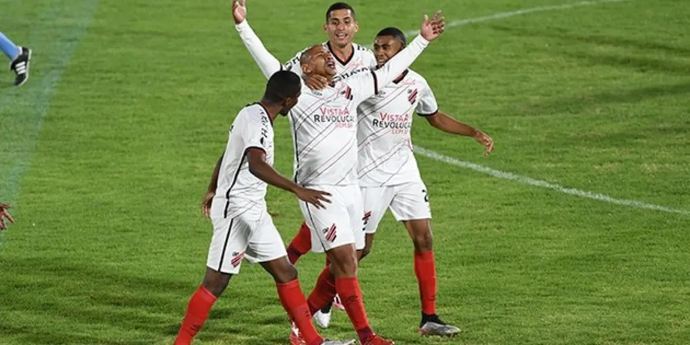 Walter marcou o gol da vitória do Athletico sobre o Jorge Wilstermann, pela Libertadores da América