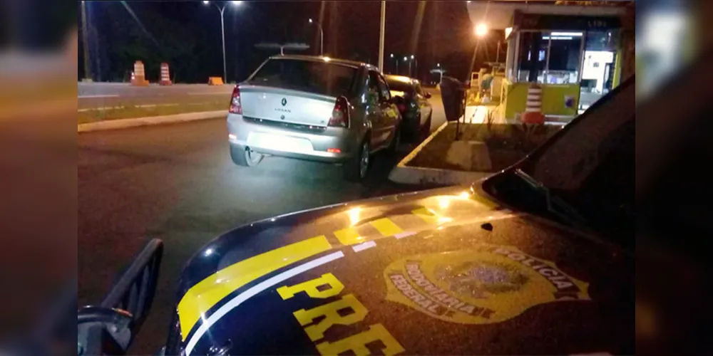 Carro foi apreendido pela PRF e só será liberado se a proprietária pagar todas as dívidas