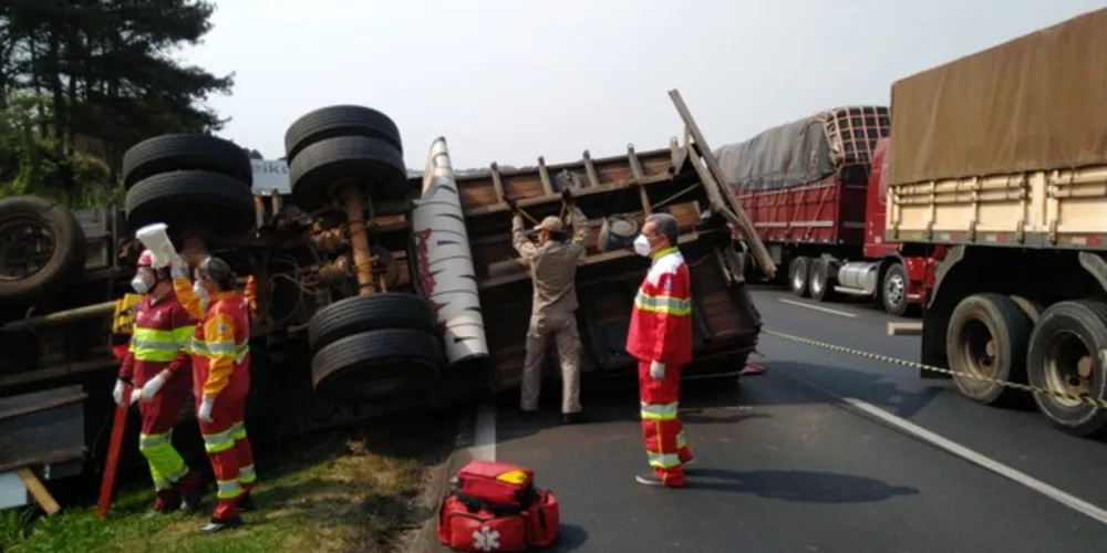 Imagem ilustrativa da imagem Caminhão tomba perto do viaduto do Santa Paula