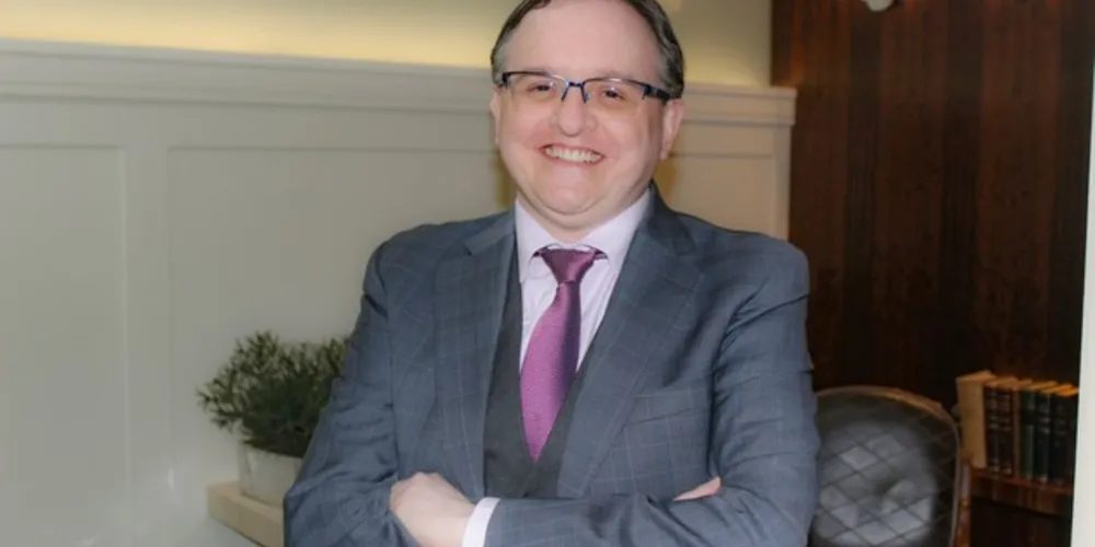 O neurologista Carlos Henrique Camargo atende na clínica Inovare