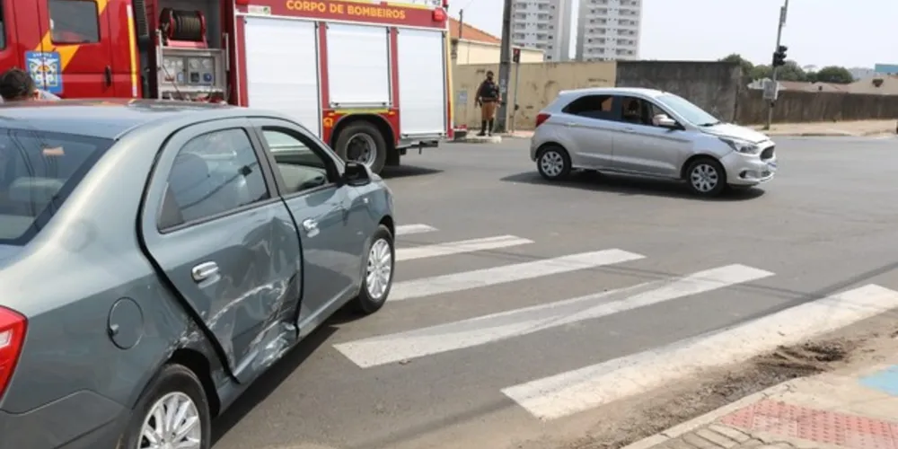 Acidente que envolveu dois carros aconteceu no cruzamento das ruas Dom Geraldo Pellanda com a Avenida Carlos Cavalcanti