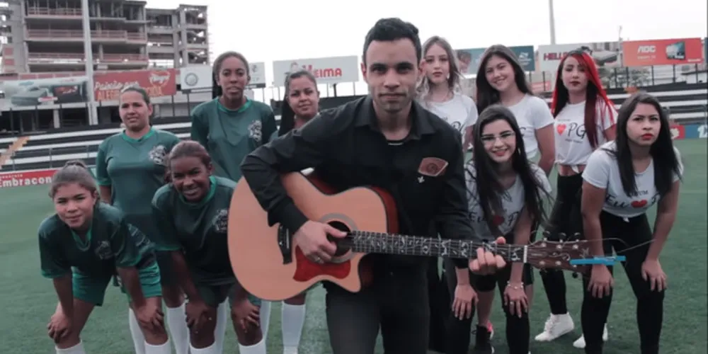 A música ganhou grande destaque pelo vídeo-clipe ter sido gravado no Estádio Germano Krüger