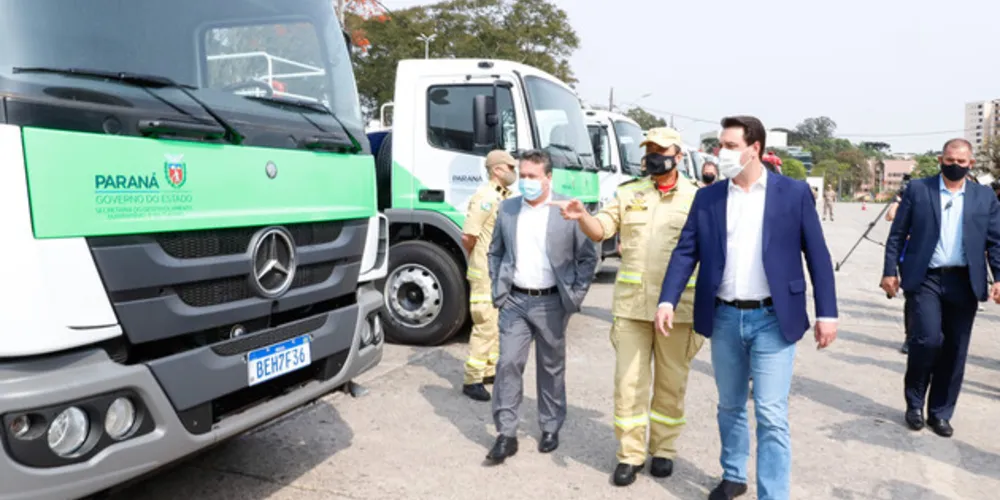 Governo do Estado encaminhou nesta quarta-feira (16) sete caminhões-pipa e mais oito bombeiros militares para colaborar no combate ao fogo