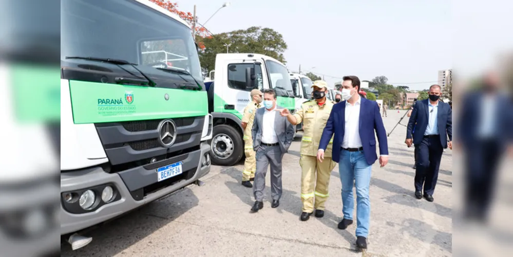 Governo do Estado encaminhou nesta quarta-feira (16) sete caminhões-pipa e mais oito bombeiros militares para colaborar no combate ao fogo