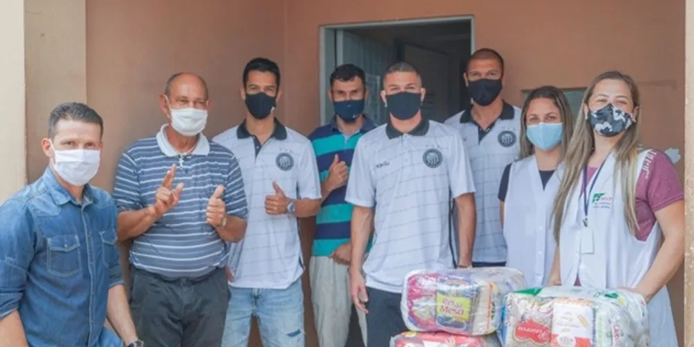 Atletas do Operário entregam cestas básicas para a Casa da Acolhida.