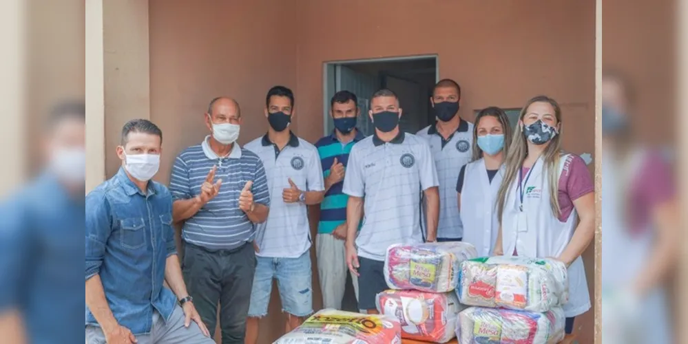 Atletas do Operário entregam cestas básicas para a Casa da Acolhida.