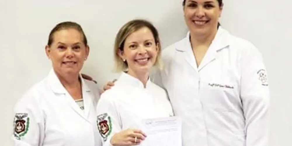 No trabalho ganhador, as pesquisadoras avaliaram a metodologia empregada em ensaios clínicos randomizados sobre a longevidade das restaurações que não causam trauma. 